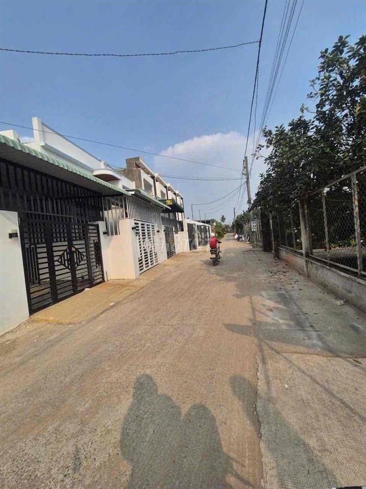 cần bán đám đất vườn hơn 600m2, có sẵn 100m2 thổ cư