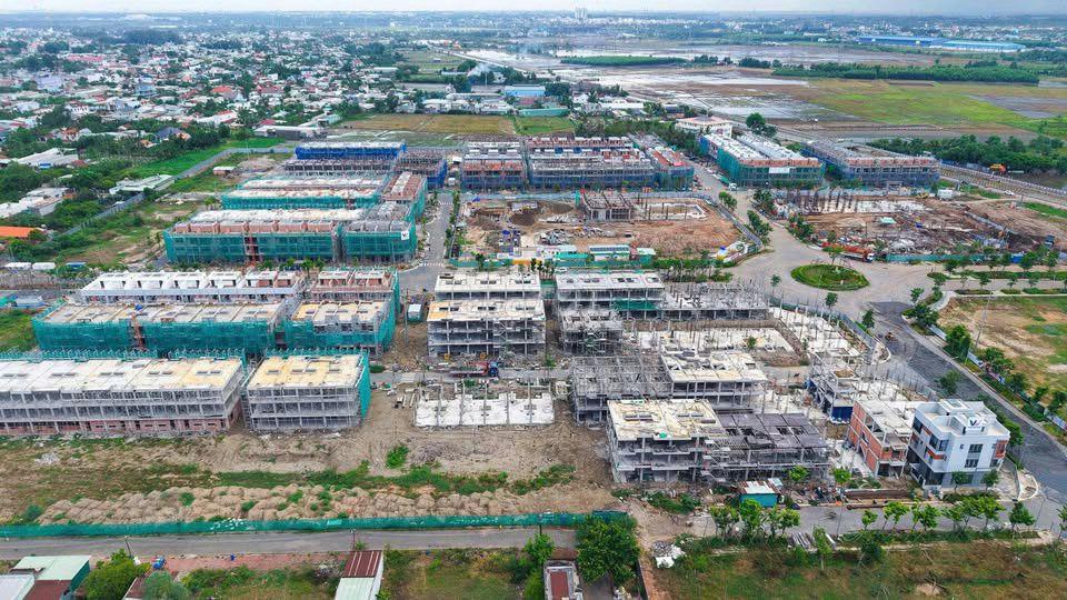 Cần tiền bán gấp nhà phố căn góc C1
