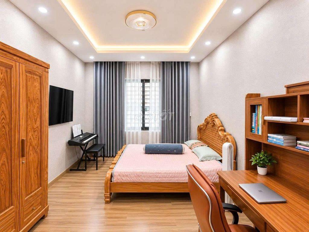 Nhà Trung Tâm Kế Bên ITO