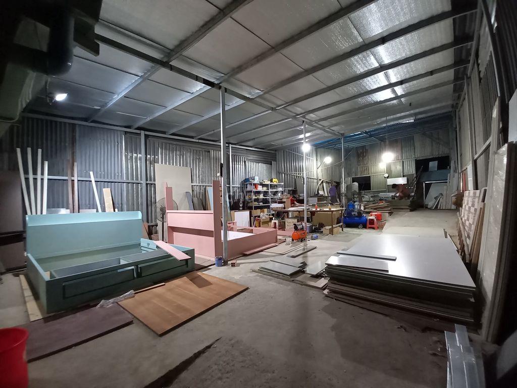 Cho thuê nhà xưởng 300m2, có sẵn máy cưa bàn trượt...