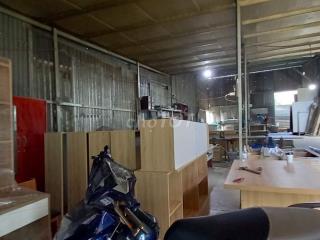Cho thuê nhà xưởng 300m2, có sẵn máy cưa bàn trượt...
