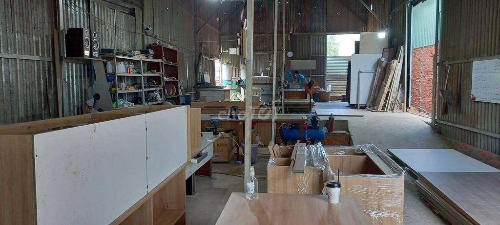 Cho thuê nhà xưởng 300m2, có sẵn máy cưa bàn trượt...