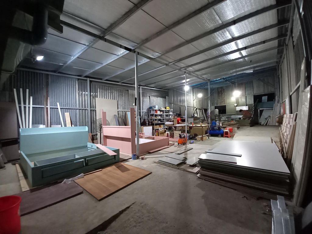 Cho thuê nhà xưởng 300m2, có sẵn máy cưa bàn trượt...