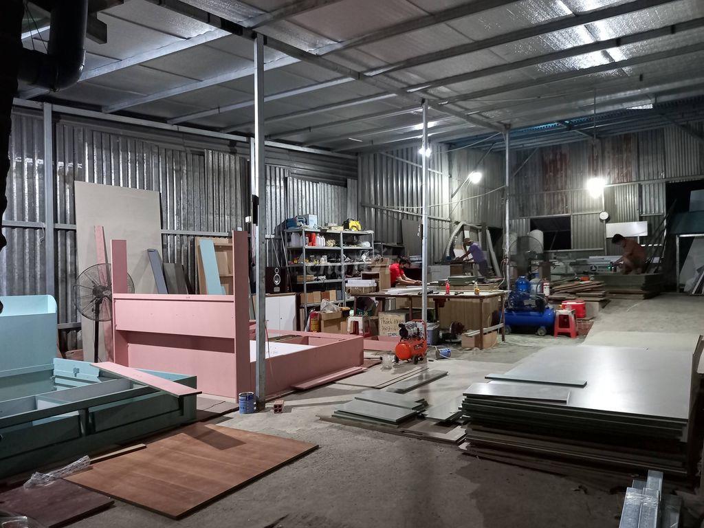 Cho thuê nhà xưởng 300m2, có sẵn máy cưa bàn trượt...