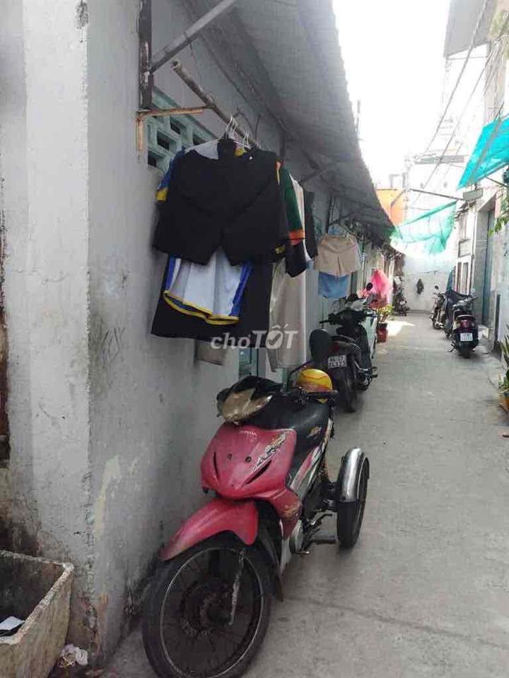 nhà 3 mặt tiền hẻm thông hết.ngay chủ có sổ đỏ