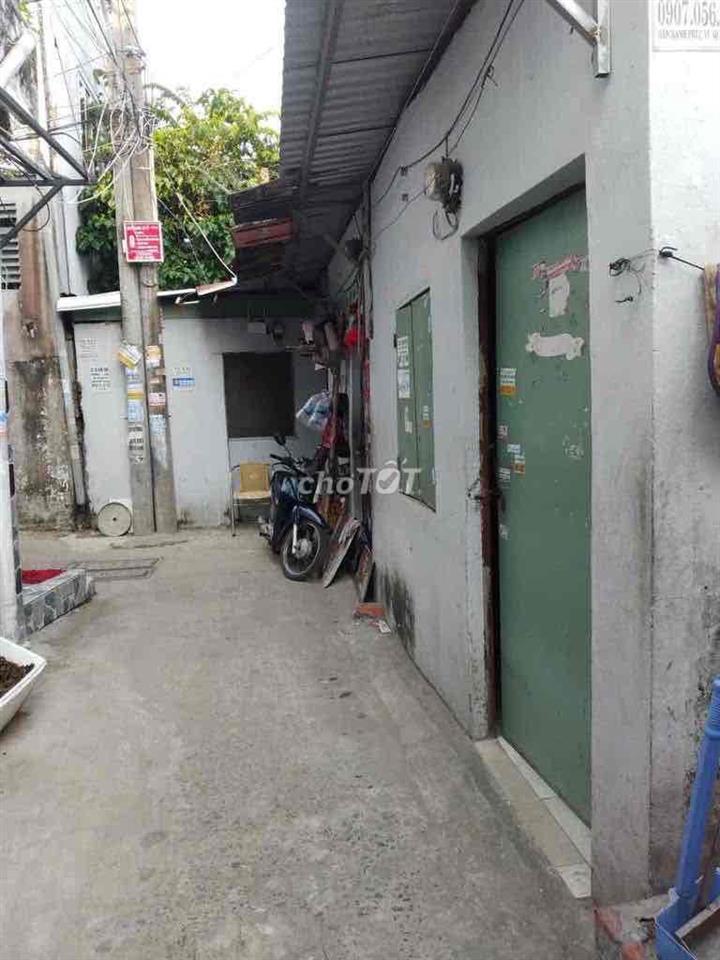 nhà 3 mặt tiền hẻm thông hết.ngay chủ có sổ đỏ