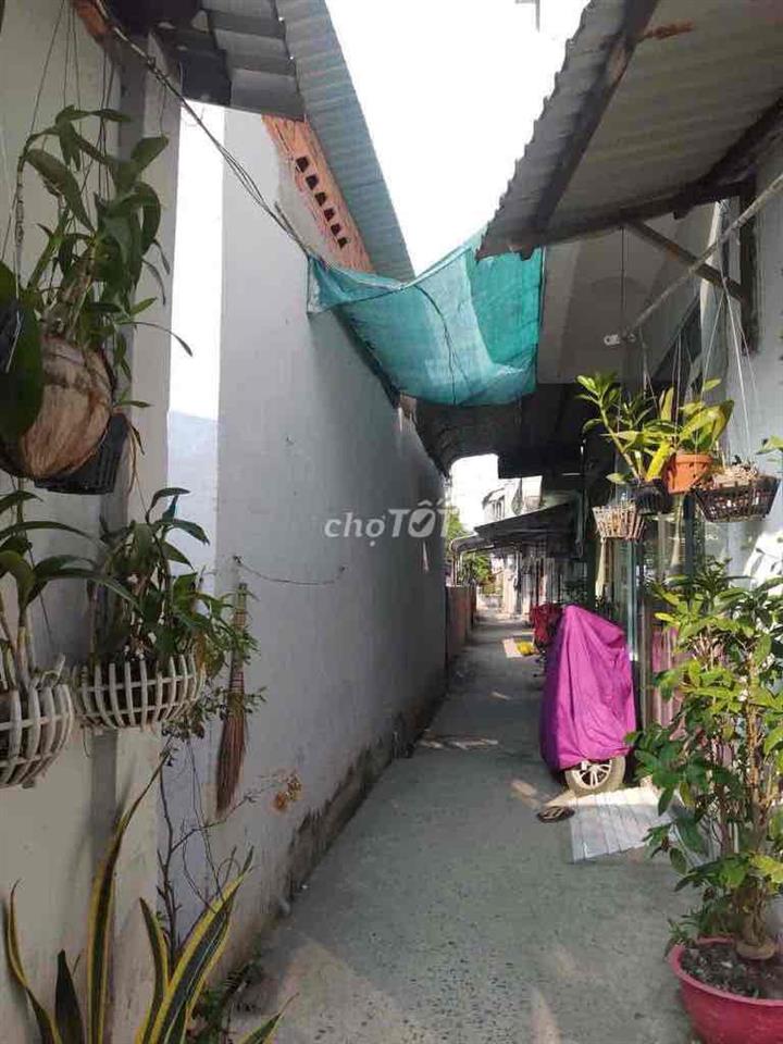 nhà 3 mặt tiền hẻm thông hết.ngay chủ có sổ đỏ