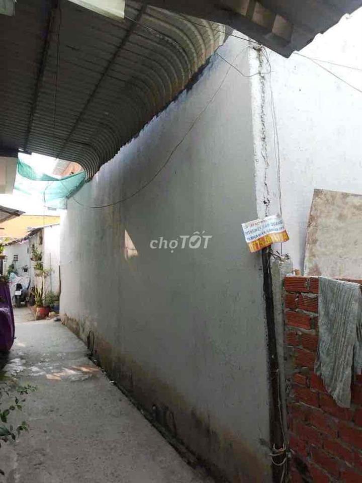 nhà 3 mặt tiền hẻm thông hết.ngay chủ có sổ đỏ
