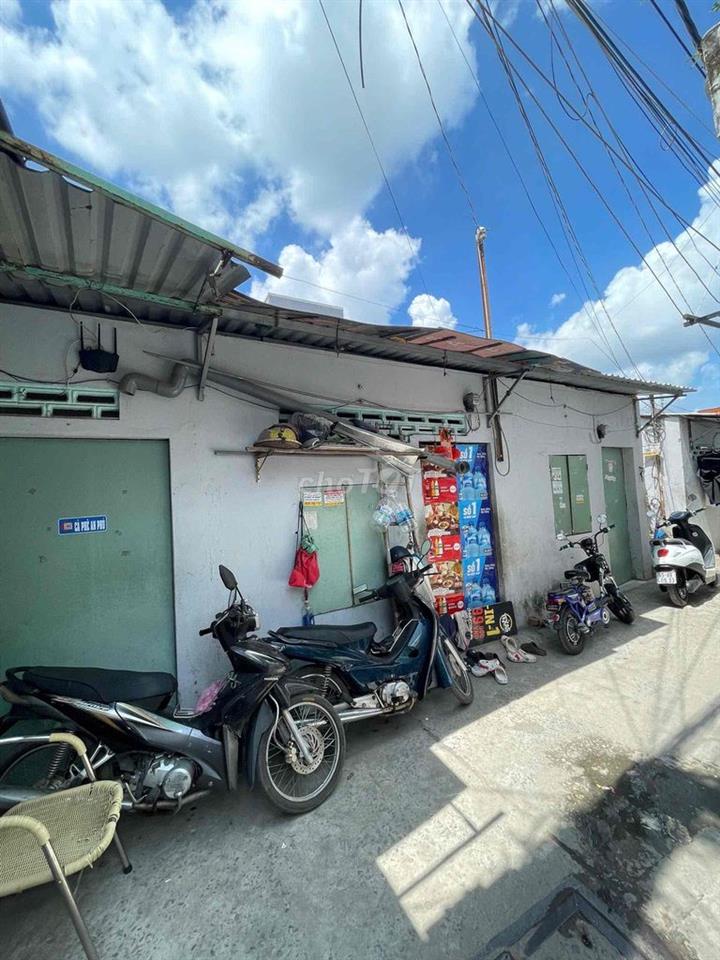 nhà 3 mặt tiền hẻm thông hết.ngay chủ có sổ đỏ