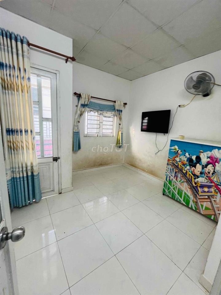 Nhà lầu trệt 30m2 Tc 100% 2pn 2vs gần ngã tư mồi