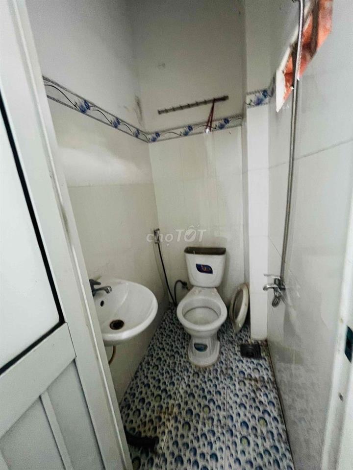 Nhà lầu trệt 30m2 Tc 100% 2pn 2vs gần ngã tư mồi