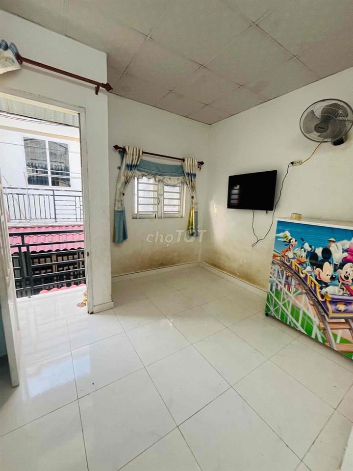 Nhà lầu trệt 30m2 Tc 100% 2pn 2vs gần ngã tư mồi