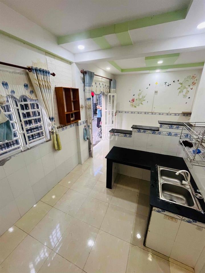 Nhà lầu trệt 30m2 Tc 100% 2pn 2vs gần ngã tư mồi