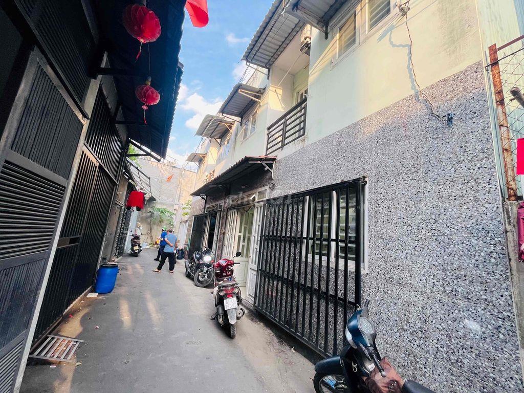 Nhà lầu trệt 30m2 Tc 100% 2pn 2vs gần ngã tư mồi