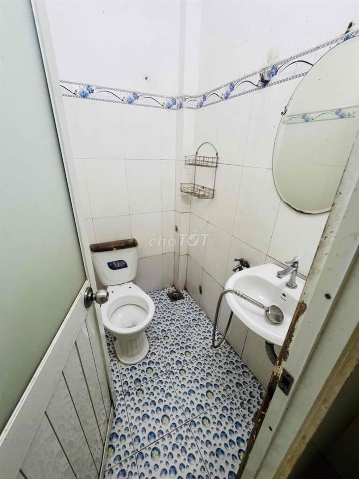 Nhà lầu trệt 30m2 Tc 100% 2pn 2vs gần ngã tư mồi