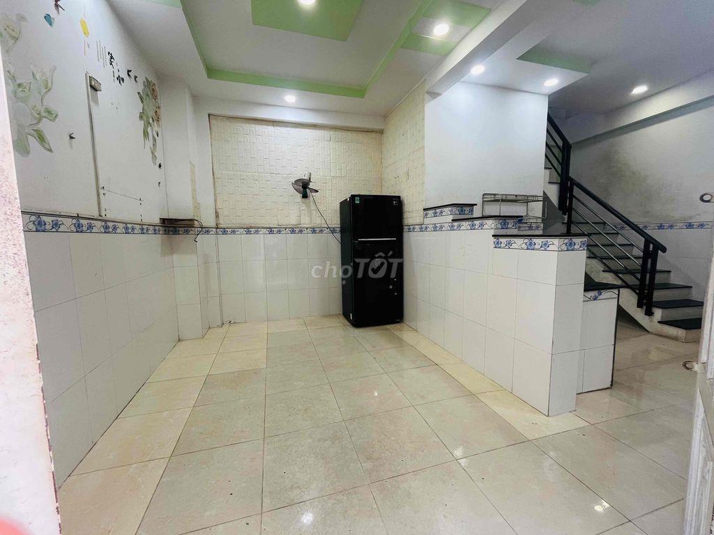 Nhà lầu trệt 30m2 Tc 100% 2pn 2vs gần ngã tư mồi