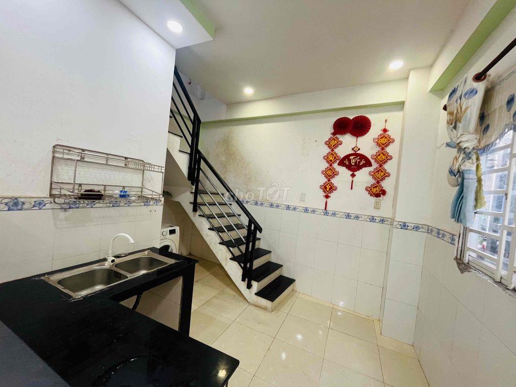 Nhà lầu trệt 30m2 Tc 100% 2pn 2vs gần ngã tư mồi