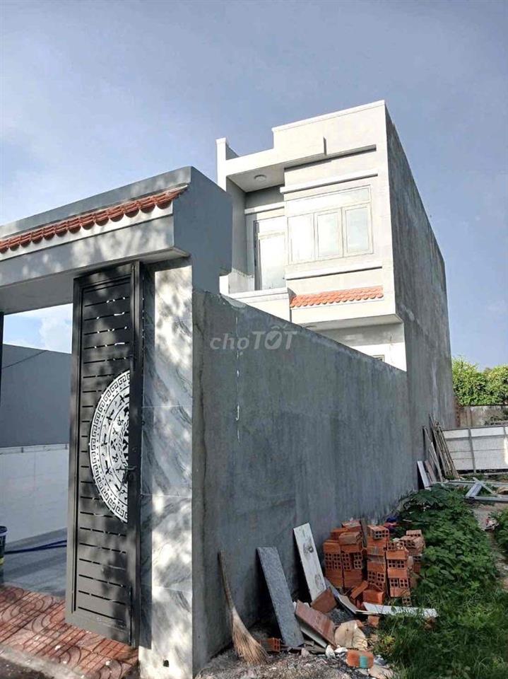 Nhà xây mới hoàn toàn có sân ô tô 3pn DT 90,8m2 gần ngã tư Bình Thung