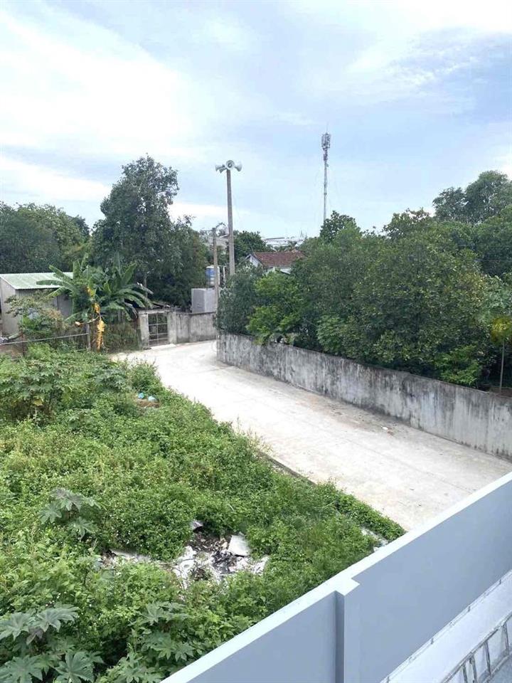Nhà xây mới hoàn toàn có sân ô tô 3pn DT 90,8m2 gần ngã tư Bình Thung