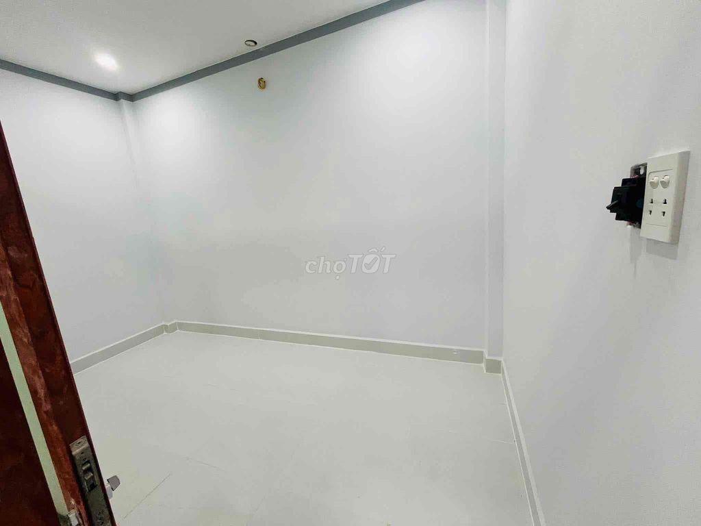 Nhà lầu trệt sạch sẽ_thổ cư 36m2_ngay trường cấp 1,2 Đông Hoà