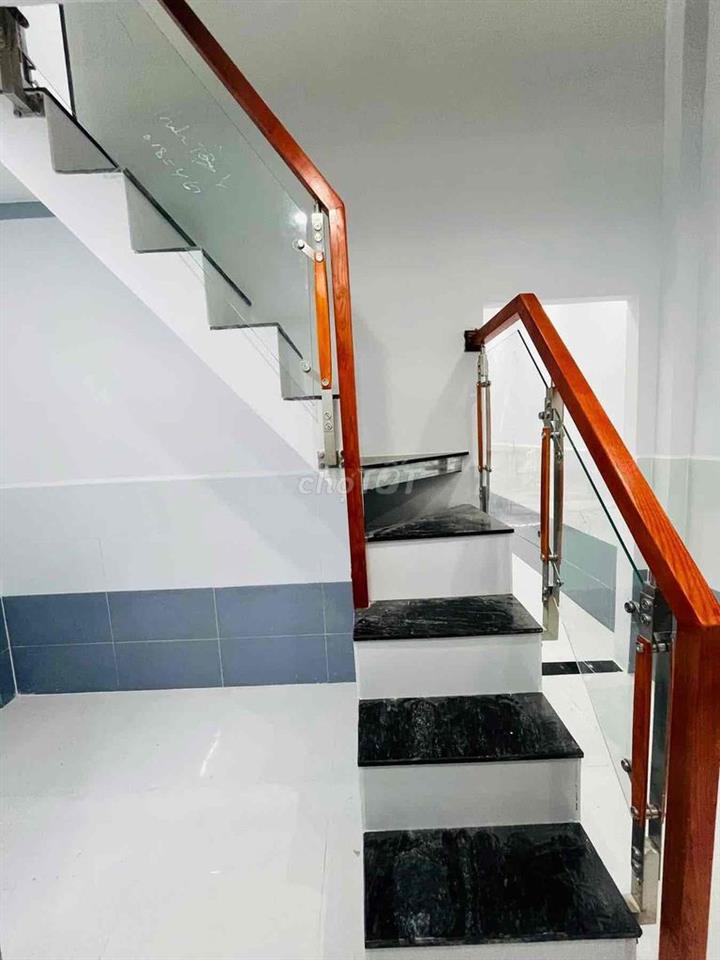 Nhà lầu trệt sạch sẽ_thổ cư 36m2_ngay trường cấp 1,2 Đông Hoà