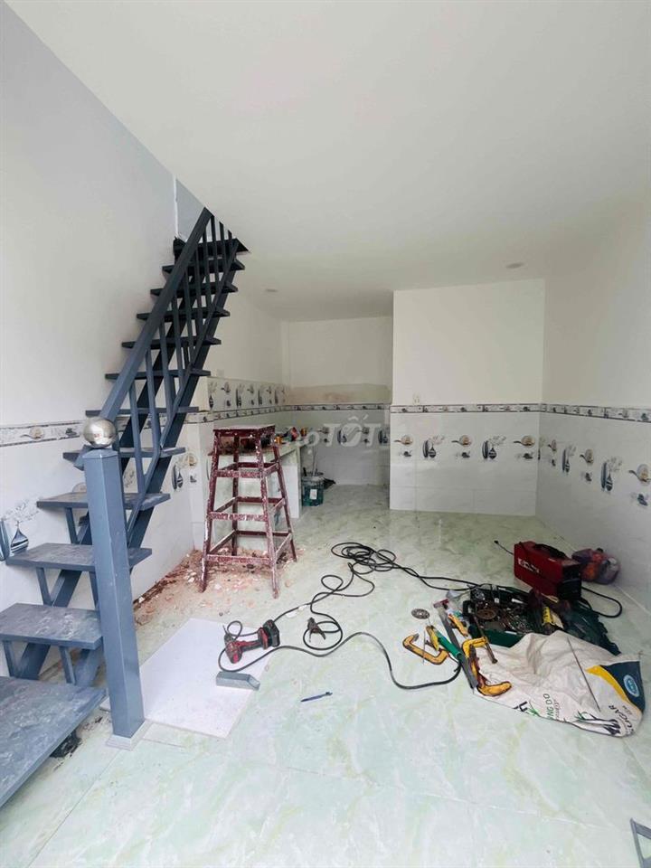 nhà lầu trệt DT đất 17m2 gầb trung tâm y tế khu vực Dĩ An