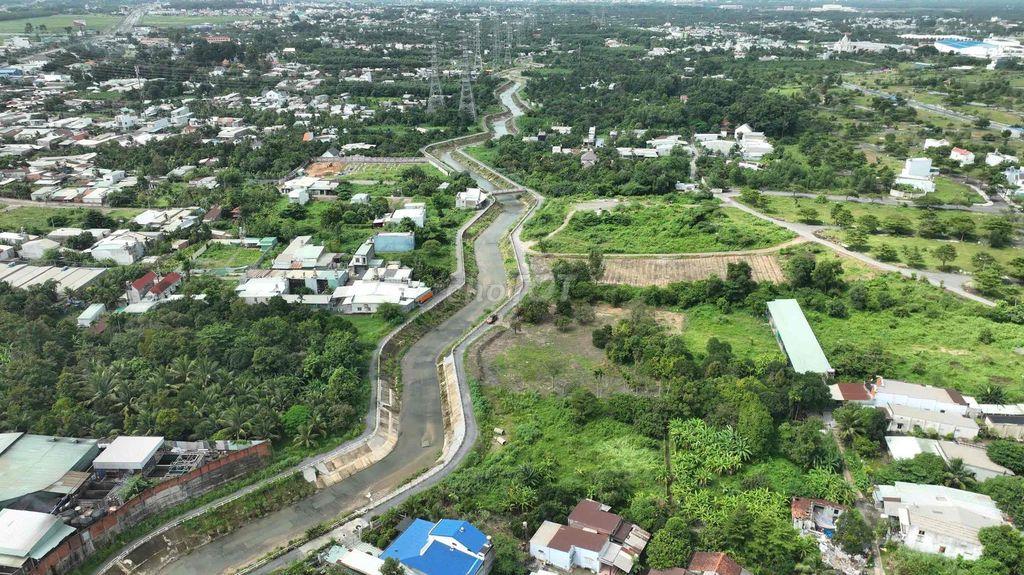 Bán 1000m2 Giáp suối-Sát dự Án Thung Lũng Xanh-Cách Mekong resort 1km-