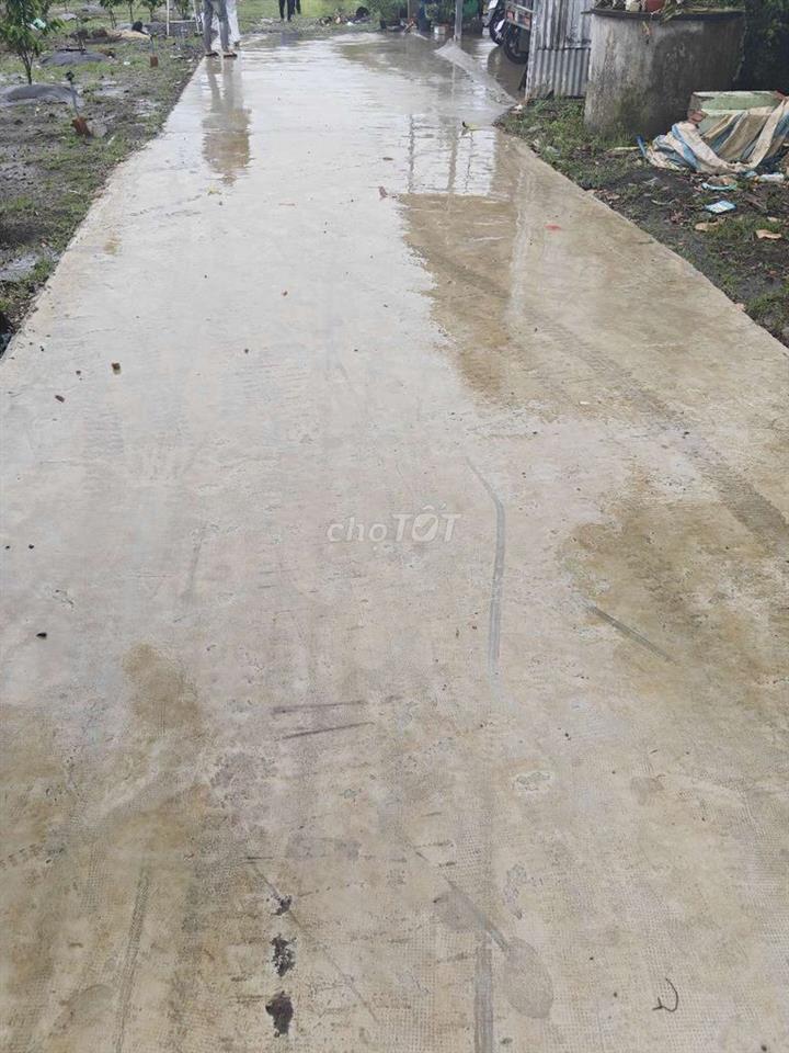 Đất vườn có 300m2 thổ cư, và nhà cấp 4 lớn