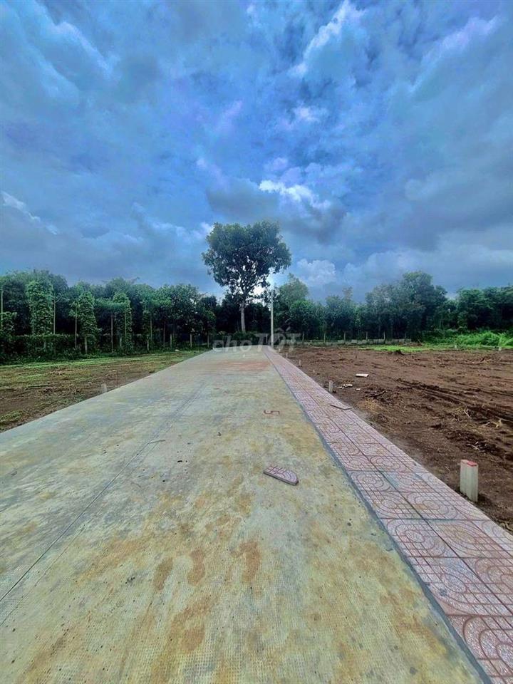 Nền gần nhà thờ Bảo Vinh, đường 6m có vỉa hè, đèn đường