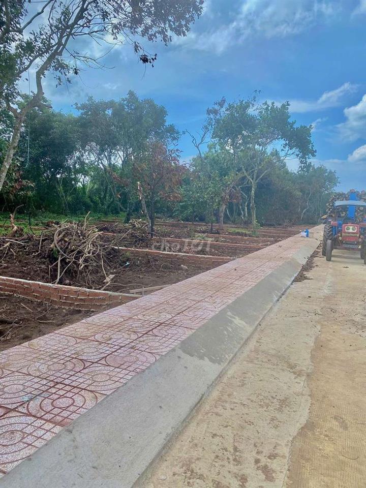Nền sau chợ Bình Lộc đường bê tông 16m có vỉa hè với đèn đường
