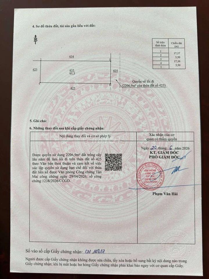 nền đường rộng 16m có vỉa hè và đèn đường