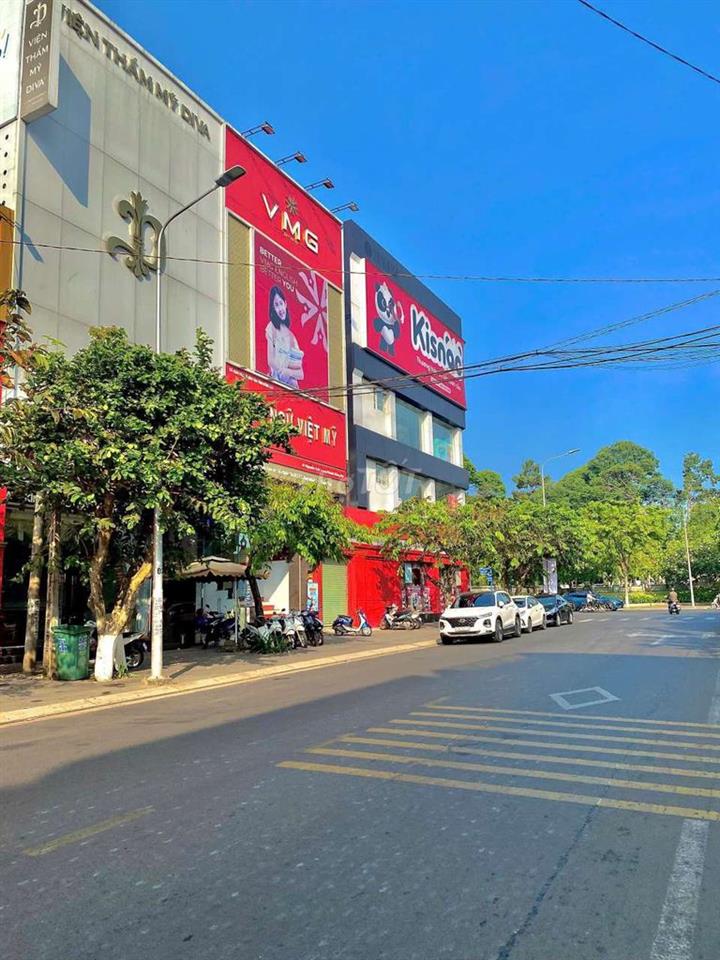 Nền mặt tiền nhựa có vỉa hè ngay trung tâm Long Khánh