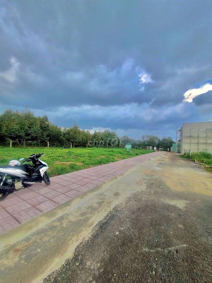 Nền mặt tiền nhựa có vỉa hè ngay trung tâm Long Khánh
