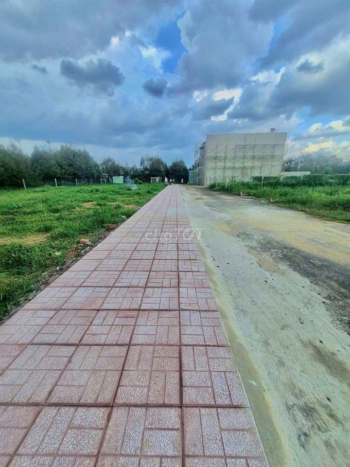 Nền mặt tiền nhựa có vỉa hè ngay trung tâm Long Khánh