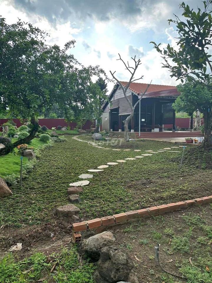 Chủ thay đổi đinh cư nên bán lại nhà vườn 2300m2 giá 4.5 tỉ, sát Tl764