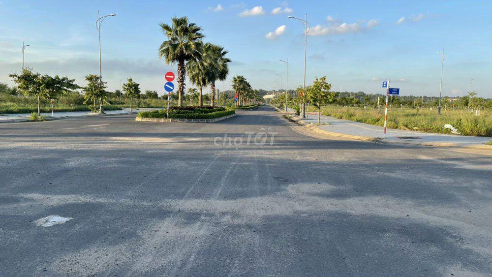 Nền BT sân golf view sông DT 238m2 không lỗi, giá tốt chỉ 4 tỷ sổ sẵn