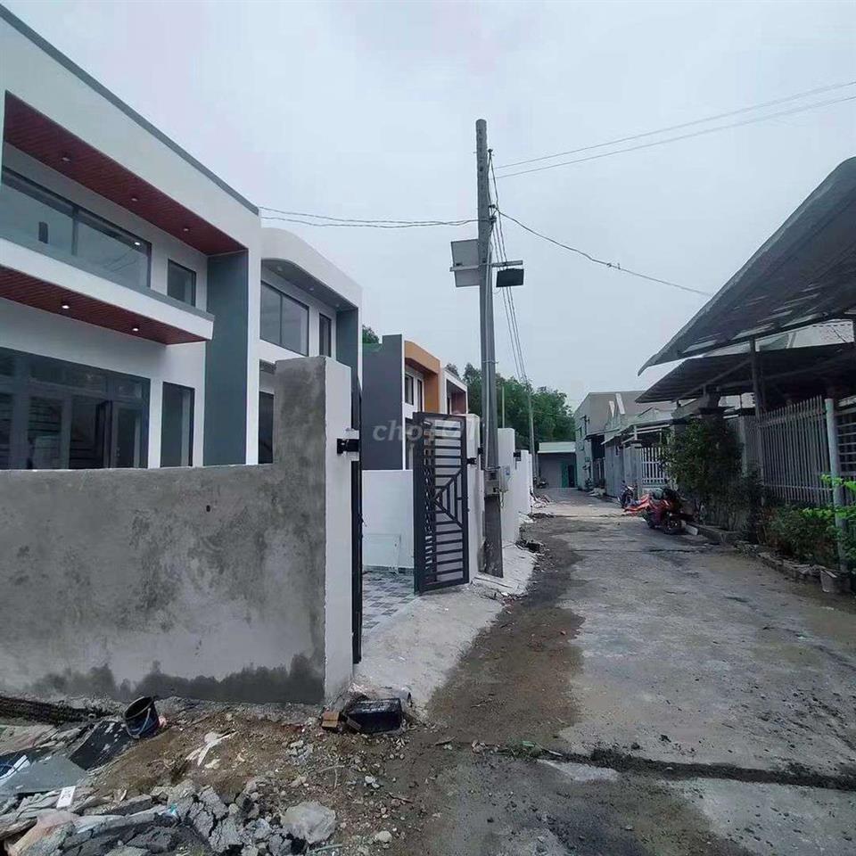nhà phố 1 trệt 2 lầu 