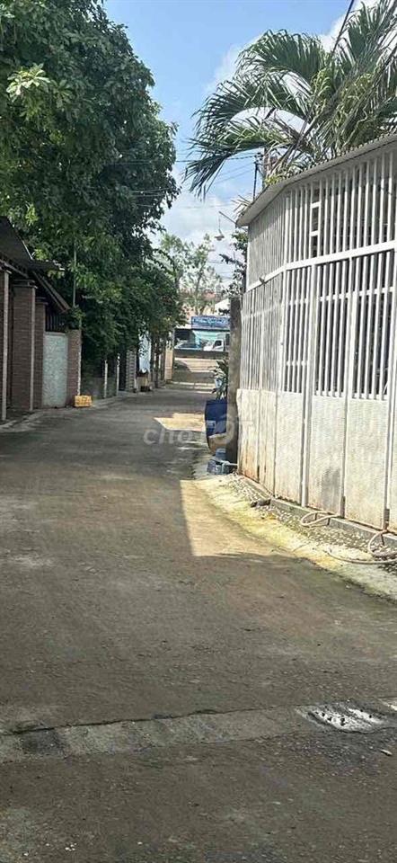 Bán nhà Dầu Giây giá rẻ, cách QL1A chỉ 30m, cách chợ chỉ 100m.