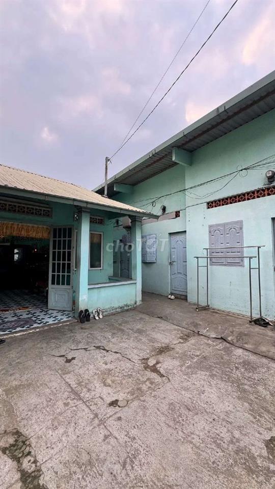 Cần bán gấp căn nhà gấp 4 và 10 phòng trọ