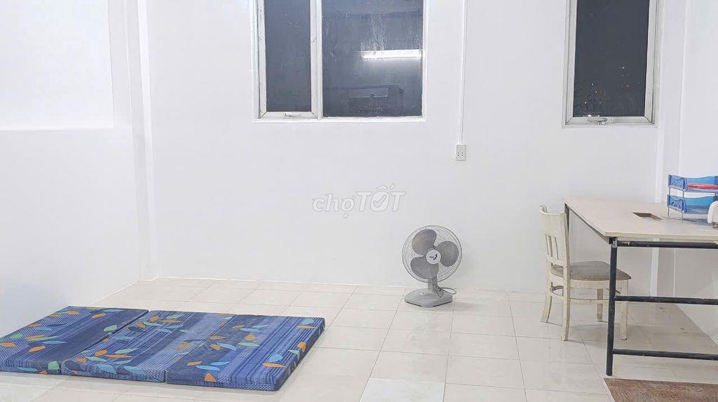 Phòng nhỏ lớn lầu 3 khu Nam Long Q.9, WC riêng, giờ tự do, yên tĩnh 