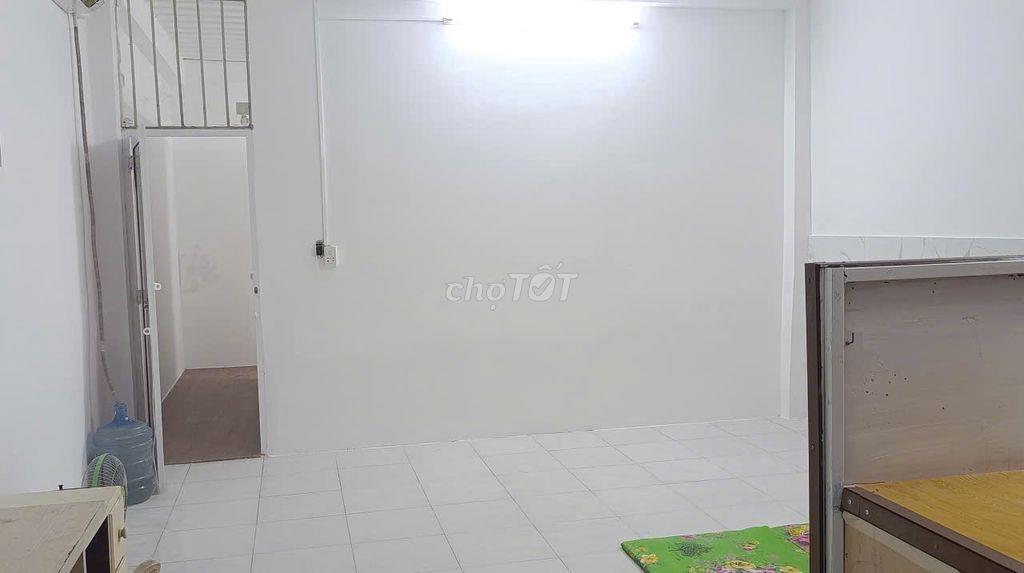 Phòng nhỏ lớn lầu 3 khu Nam Long Q.9, WC riêng, giờ tự do, yên tĩnh 