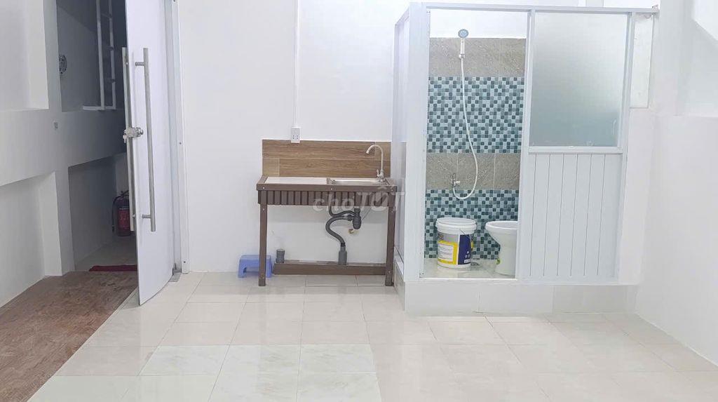 Phòng nhỏ lớn lầu 3 khu Nam Long Q.9, WC riêng, giờ tự do, yên tĩnh 