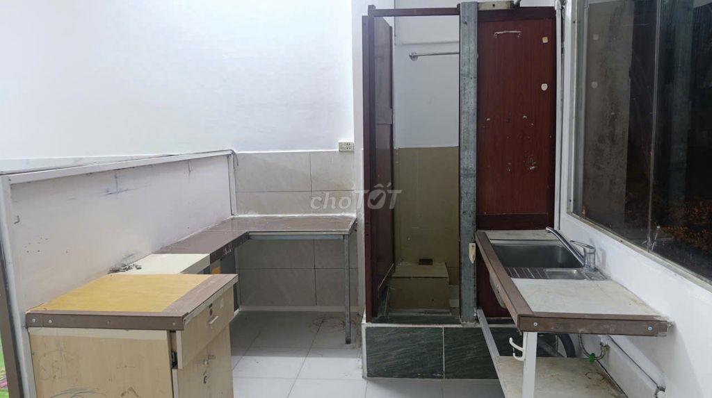Phòng nhỏ lớn lầu 3 khu Nam Long Q.9, WC riêng, giờ tự do, yên tĩnh 