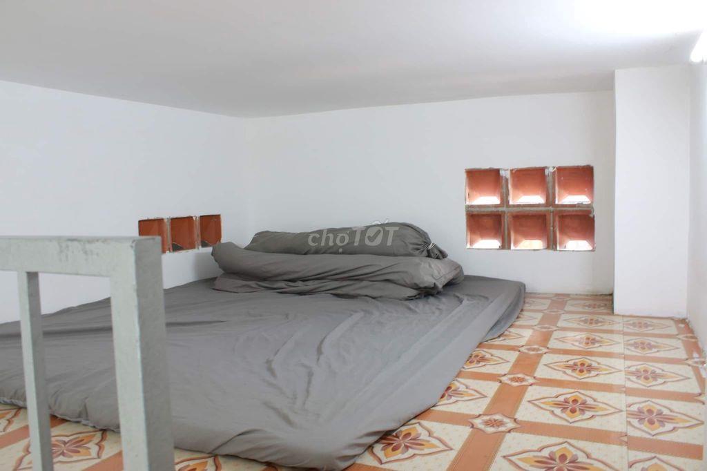 Phòng trệt có gác khoảng 50m² Bùi Đình Túy, tối đa 5 người