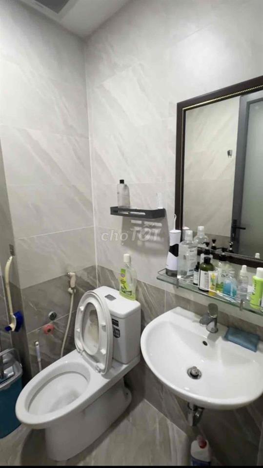 Phòng trọ Bình Thạnh có ban công cửa sổ
