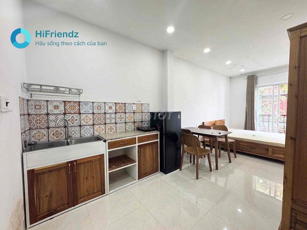 Studio ban công siêu rộng