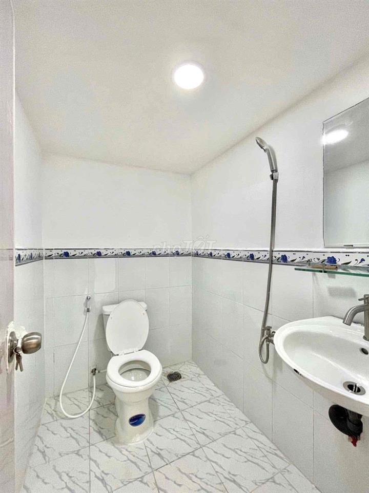 Cho thuê phòng gần ĐH Y Dược, ĐH Kinh tế cửa sổ lớn gác cao 2m