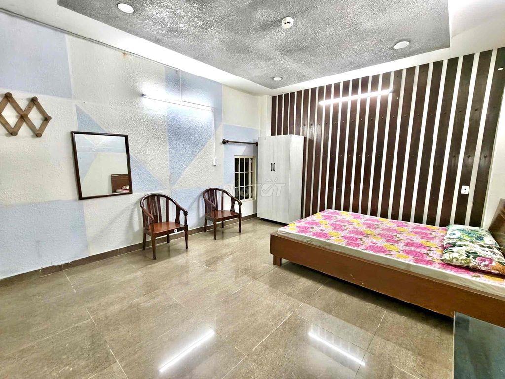 Ngay bến xe Q8 giá 3tr9 ở liền phòng siêu rộng ở được 3-4ng