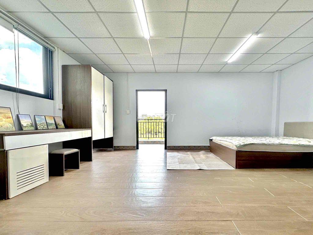 Phòng có ban công riêng 50m2 ngay view sông bao mát gần bến xe Q8