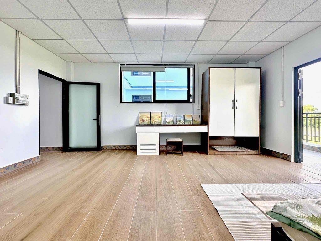 Phòng có ban công riêng 50m2 ngay view sông bao mát gần bến xe Q8